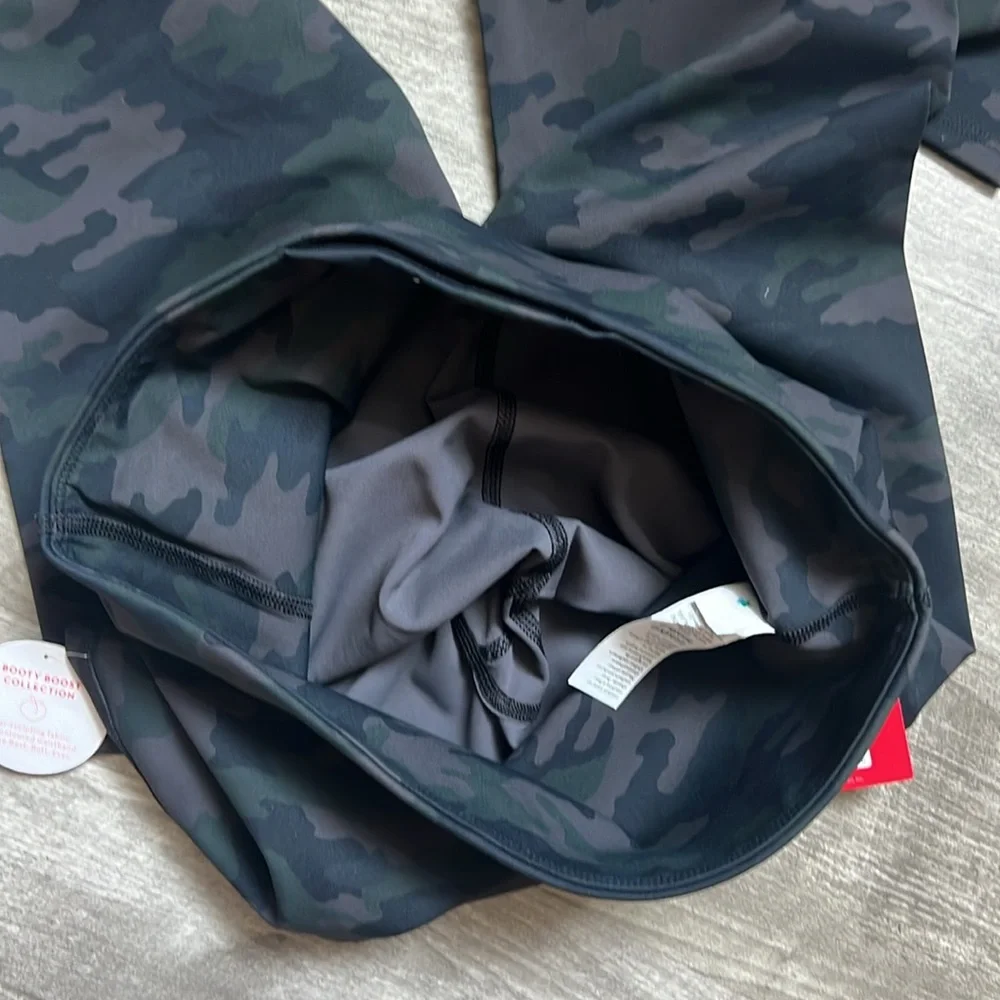 #235. NWT. SPANX Booty Boost 7/8 Printed Camo Leggings - Picture 11 of 13